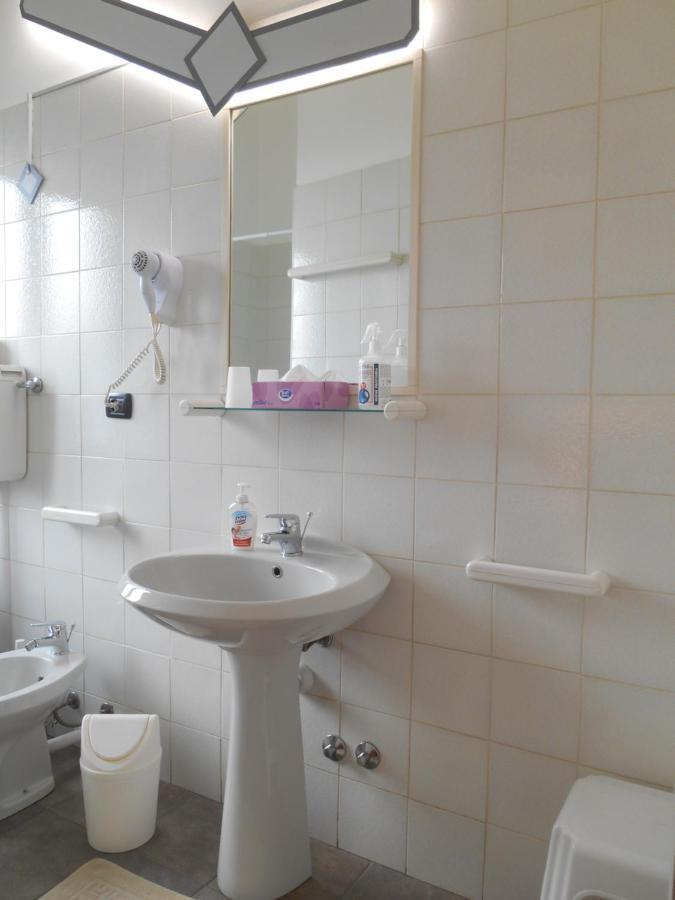 Le Rose Malpensa Bed & Breakfast Busto Arsizio Ngoại thất bức ảnh