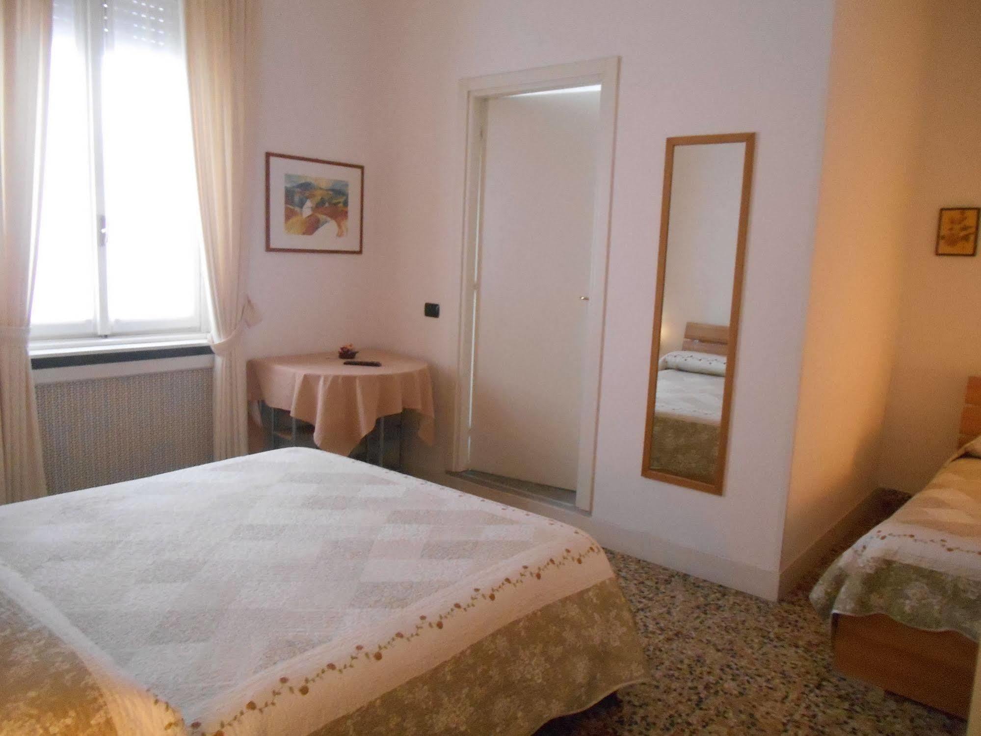 Le Rose Malpensa Bed & Breakfast Busto Arsizio Ngoại thất bức ảnh