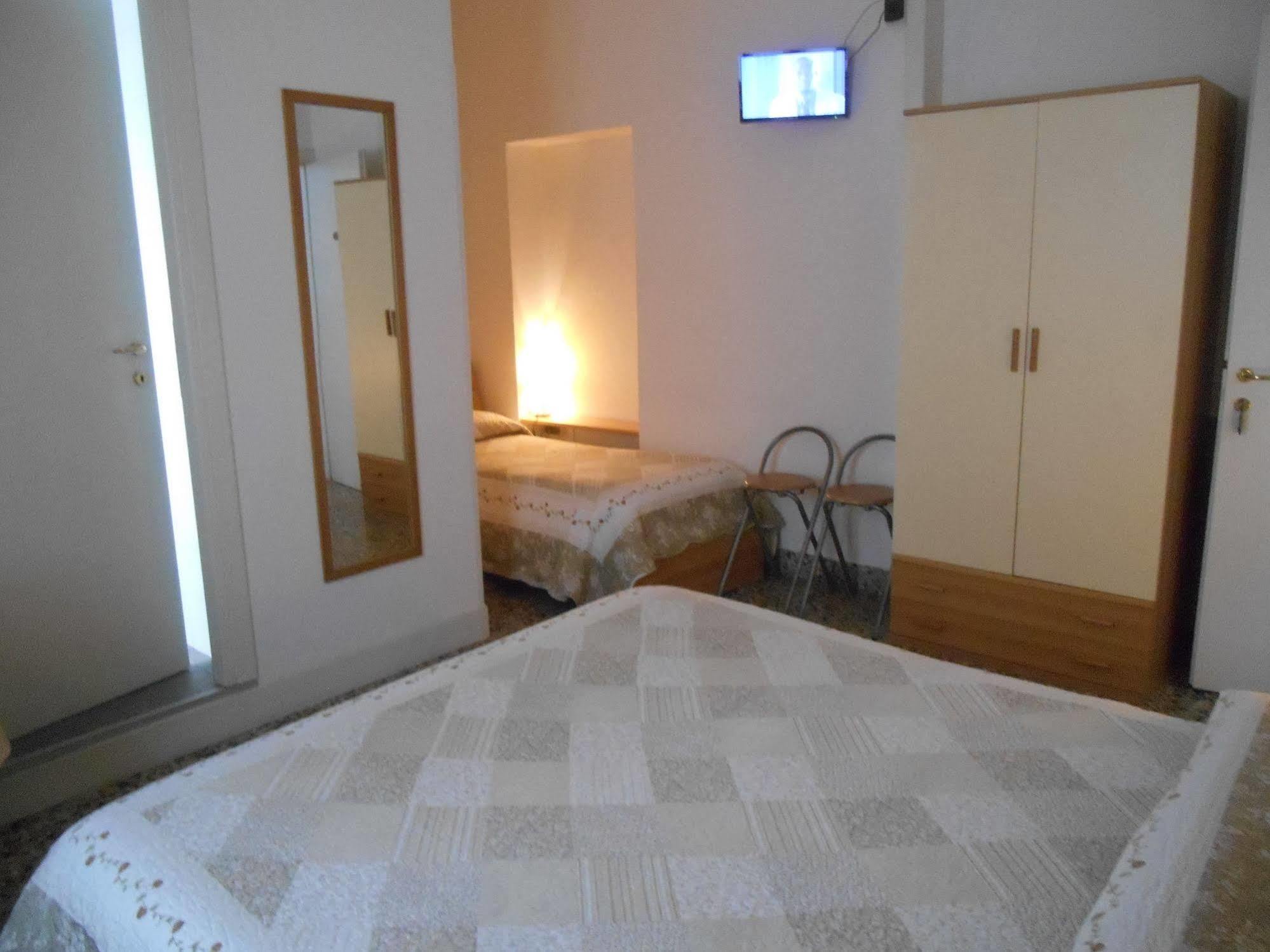 Le Rose Malpensa Bed & Breakfast Busto Arsizio Ngoại thất bức ảnh